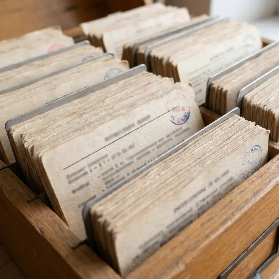 Modular instruction cards laid out in a technical library tray